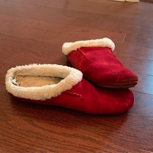 Lands’ End Woman’s leather suede shearling slippers in burgundy